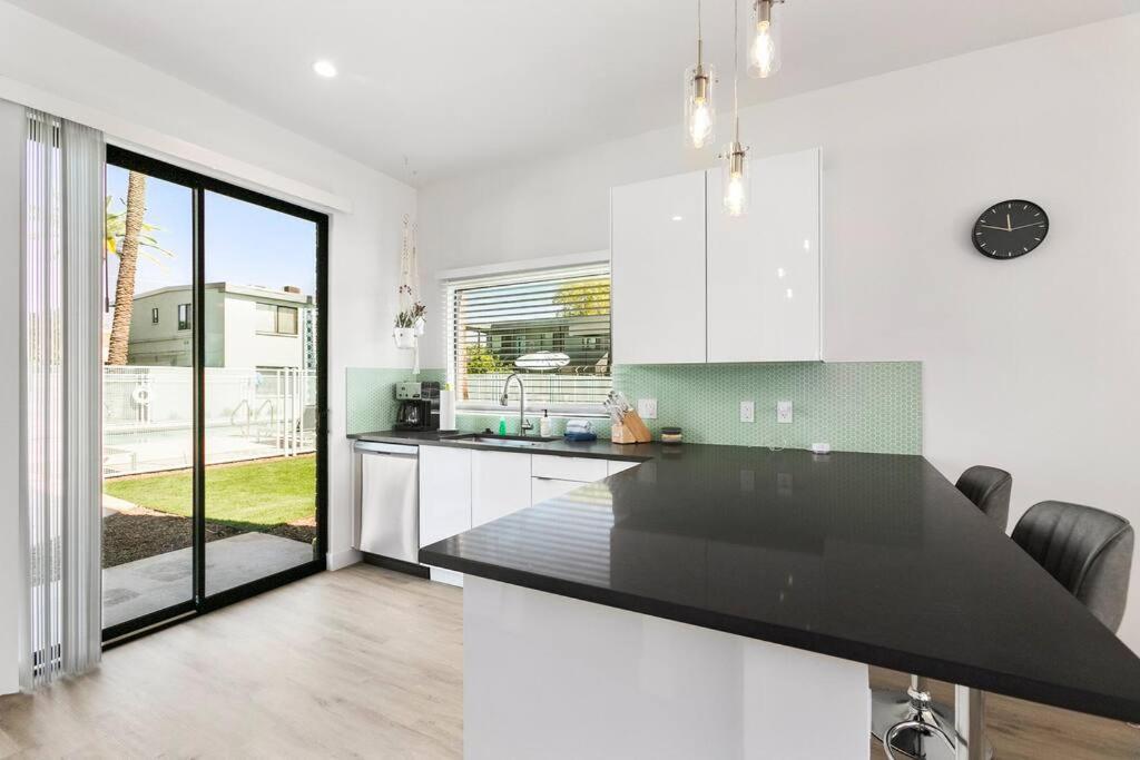 Large Studio Rooftop & Poolside - Walk To Old Town Scottsdale Bagian luar foto